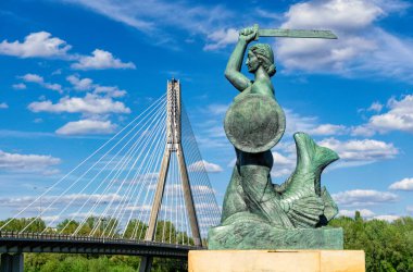 Varşova, Polonya - 20 Nisan 2025: Varşova 'nın simgesi Syrenka' nın bronz heykeli. 1939 'da Swietokrzyski Köprüsü' nün yanındaki Vistula Bulvarı 'na heykeltıraş Louise Nitschowa