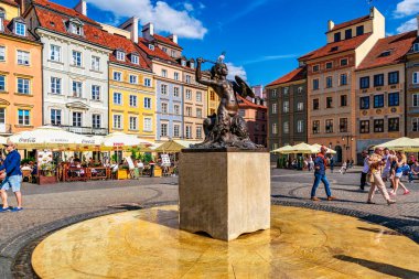 Varşova, Polonya - 20 Nisan 2025: Denizkızı heykeli, Varşova 'nın sembolü, Konstanty Hegel tarafından tasarlandı ve 1855 yılında açıldı.