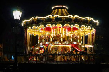 Neşeli gece atlıkarınca yuvarlak git