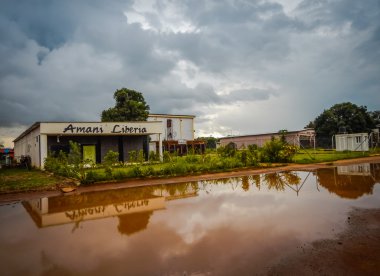Yol kenarında kafe Liberya. Batı Afrika