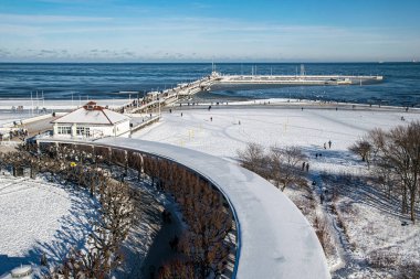 Sopot 'taki Baltık Denizi' nde donmuş eski ahşap iskele