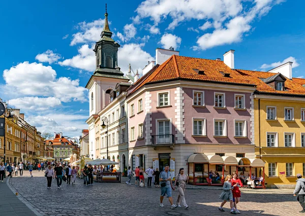 Varşova, Polonya - 20 Nisan 2025: Eski Varşova 'da tarihi evler ve dar tarihi caddeler. Ortaçağ Avrupa mimarisi