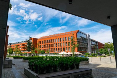 Gdansk, Polonya - 01 Haziran 2025: Gdansk 'ta çatı katı tarzı ve ofis binaları olan güzel modern blok evleri. Avrupa 'da ikamet ve iş ortamı