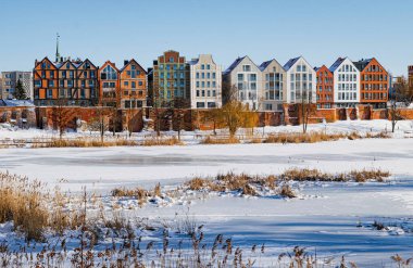 Malbork 'ta eski bir kasaba ve kışın Nogat nehri.