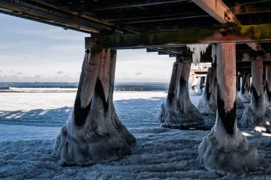 Sopot 'taki Baltık Denizi' nde donmuş eski ahşap iskele