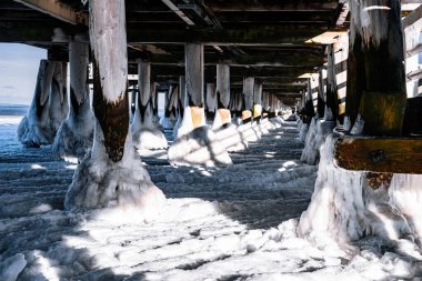 Sopot 'taki Baltık Denizi' nde donmuş eski ahşap iskele