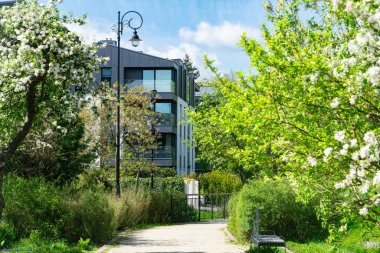 Çiçek açan bahçedeki yeni güzel apartman. Avrupa 'da konut geliştirme