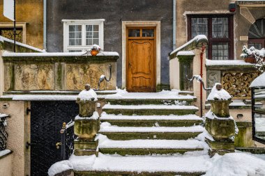 Ortaçağ evinin verandası karla kaplı. Gdansk 'ta Kış