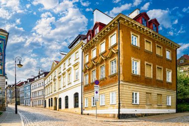 Varşova 'nın eski güzel kasabasında eski güzel bir ev