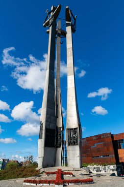 Gdansk, Polonya - 28 Eylül 2025: Gdansk Anıtı, Yıkılmış Tersane İşçileri Anıtı ve Avrupa Dayanışma Merkezi ve Dayanışma Müzesi 'nin inşası. Ulusal dönüm noktası ve siyasi direnişin sembolü
