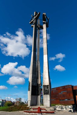 Gdansk, Polonya - 28 Eylül 2025: Gdansk Anıtı, Yıkılmış Tersane İşçileri Anıtı ve Avrupa Dayanışma Merkezi ve Dayanışma Müzesi 'nin inşası. Ulusal dönüm noktası ve siyasi direnişin sembolü