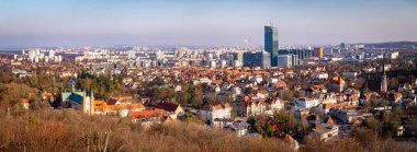 Güzel Gdansk hava manzarası. Tarihi yerleşim bölgesi ve kurumsal iş gökdelenleri