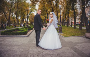mutlu çift sonbahar Park'ta yürüyordunuz