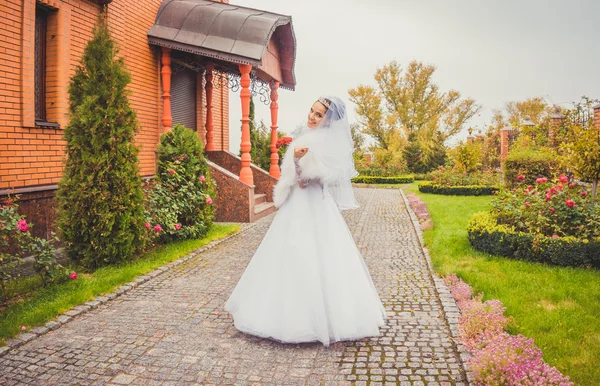 Прекрасная счастливая невеста на фоне осеннего парка — стоковое фото