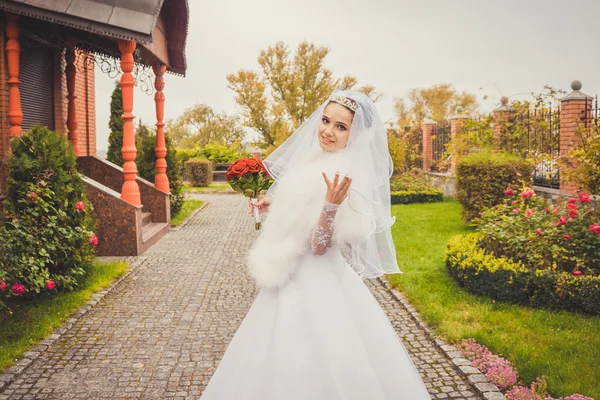 Изящная невеста в осеннем парке. Чувственная свадьба — стоковое фото