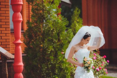 Lüks gelinlik içinde zarif gelin