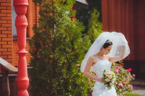 Изящная невеста в роскошном свадебном платье — стоковое фото