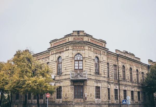 Architektura w stylu retro. W zabytkowym budynku banku komercyjnego — Zdjęcie stockowe