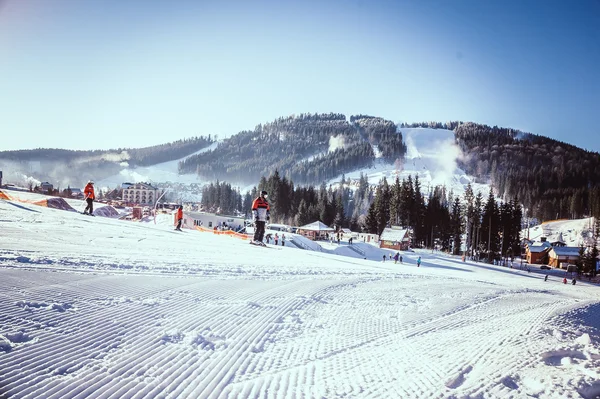 Vacaciones de invierno en la estación de esquí — Foto de Stock