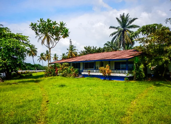 Bungalows en Monrovia. Liberia, West-Afrika — Stockfoto