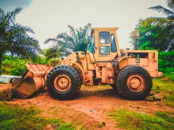 Oude graafmachine in het midden van de Bush. Liberia, West-Afrika — Stockfoto