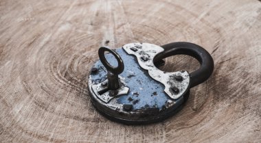 Güzel eski asma kilit. Rustik tarzı cazibesi