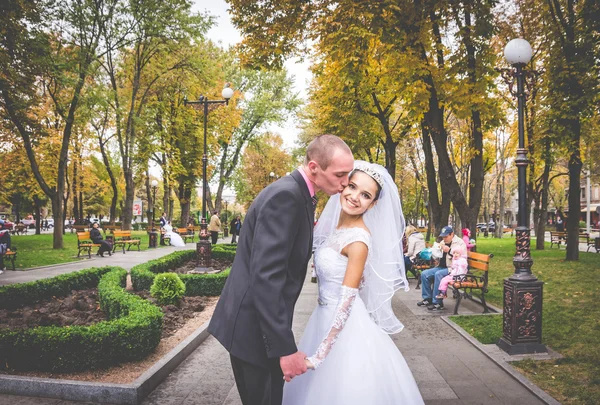 Geluk en romantiek. inschrijving bruiloft kus — Stockfoto