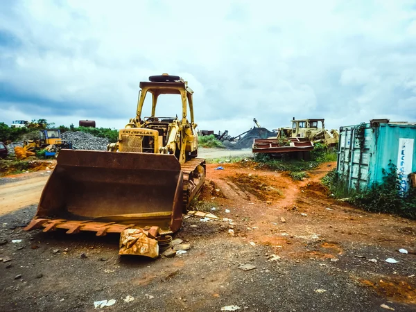Oude versleten apparatuur voor erts ijzermijnen in Liberia, West-Afrika — Stockfoto