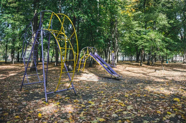 Őszi Park elhagyatott játszótéren — Stock Fotó