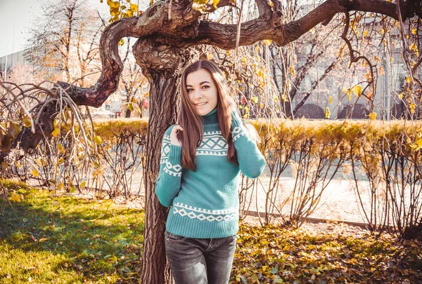 Fröhliches und glückliches Teenager-Mädchen — Stockfoto