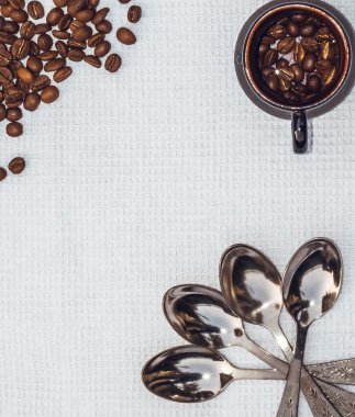 Kahve çekirdekleri ve beyaz masa örtüsü. Dekor tasarımı kafeterya menüde