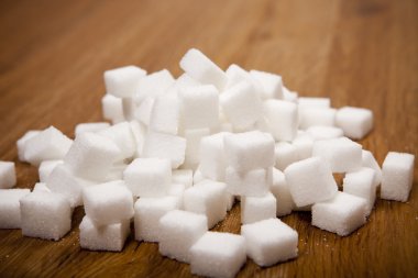 ahşap arka plan üzerinde küp şeker 