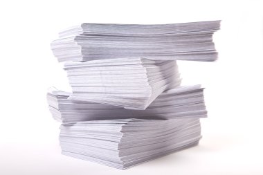 iş arka plan, beyaz arka plan üzerinde zarf yığını 