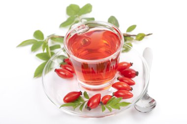 Beyaz arka plan üzerinde izole kuşburnu ile bitkisel çay 