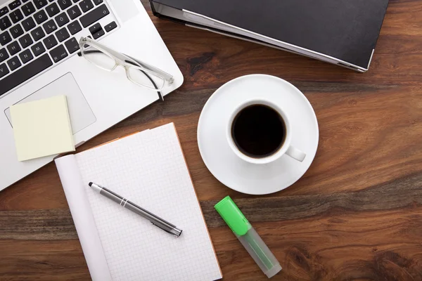 Local de trabalho com xícara de café, teclado do laptop, pasta, vista aérea — Fotografia de Stock