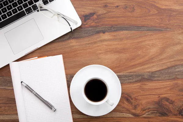 Escrivaninha com xícara de café e papel vazio, espaço de cópia — Fotografia de Stock