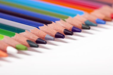 kopya alanı ile beyaz arka plan üzerinde renkli kalemler