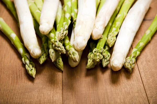 Mix di asparagi verdi e bianchi, fondo in legno — Foto Stock