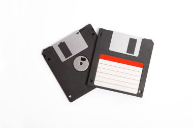 disket ile beyaz beyaz zemin üzerine kırmızı bir etiket diskler.