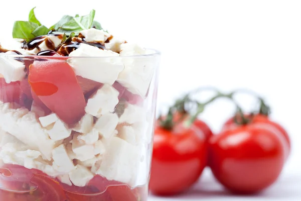Salada em um copo com tomates e queijo — Fotografia de Stock