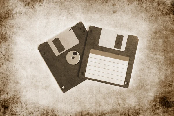 Dos disquetes con etiqueta blanca, frontal y trasera, retro, vintage —  Fotos de Stock
