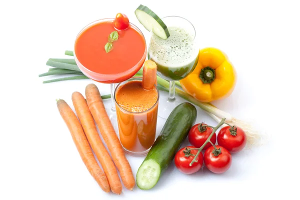 Groentesap en smoothies met wortel, tomaat, komkommer, paprika, witte achtergrond, geïsoleerd — Stockfoto