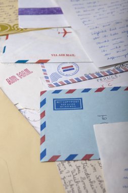 Mavi AIR posta zarf harfler tarafından çevrili