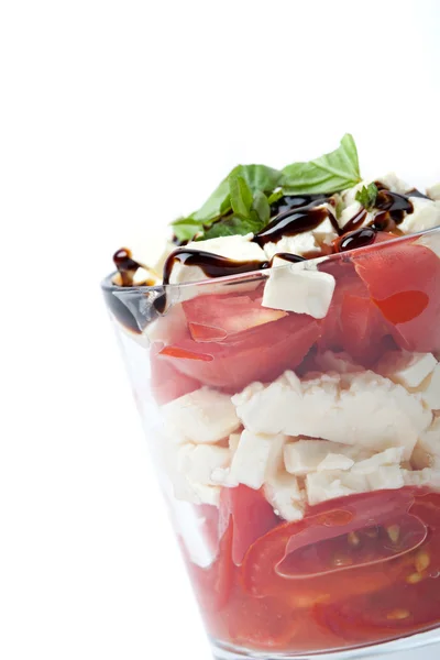 Salada de queijo de cabra, tomates e manjericão, fundo branco, isolado, close-up — Fotografia de Stock