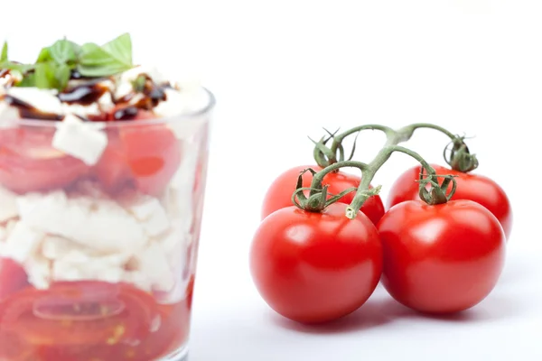 Salada em copo com coquetel de tomate, queijo e manjericão, fundo branco, isolado , — Fotografia de Stock