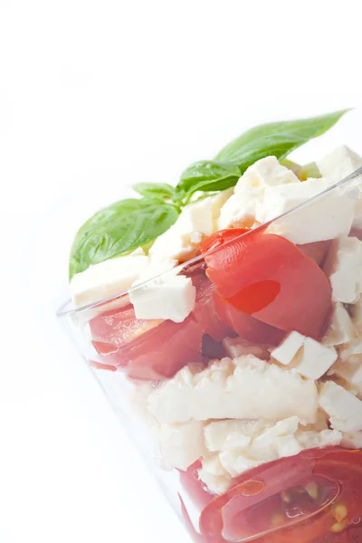 Salada de queijo de tomate com manjericão em um copo, fundo branco, isolado, close-up , — Fotografia de Stock