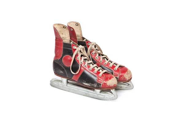 Zijaanzicht van oude en gebruikte ijs-of rolschaatsen, rode en zwarte witte gekleurde, achtergrond, geïsoleerd, retro, vintage — Stockfoto