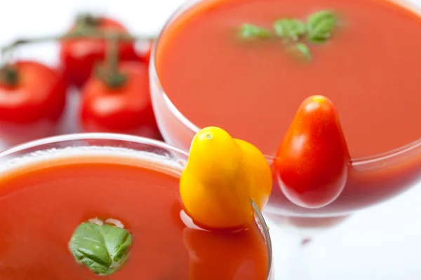 Frullati di pomodoro, pomodoro da cocktail giallo e rosso su vetro, basilico fresco in vetro, fondo bianco, isolato , — Foto Stock