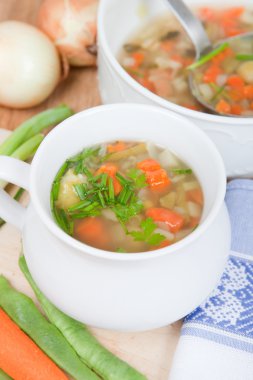 sebze çorba, havuç, fasulye, soğan, sarımsak, arka planda çorba kasesi ile cellery