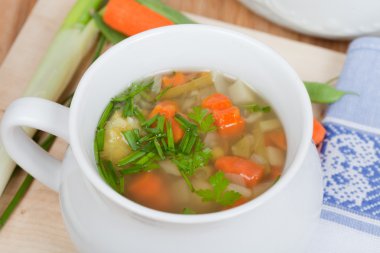 ahşap tabakta beyaz çorba kase sebze çorbası,